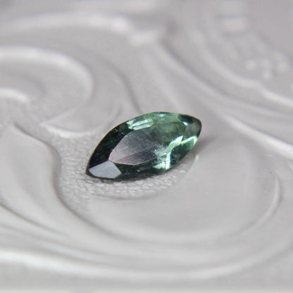 バイカラートルマリン 0.34ct マーキスカット 7.3mm×3.3mm×2.0mm【MJ3087】