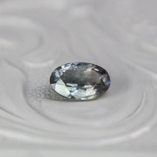 バイカラートルマリン 0.42ct オーバルカット 5.9mm×4.0mm×2.6mm【MJ3089】