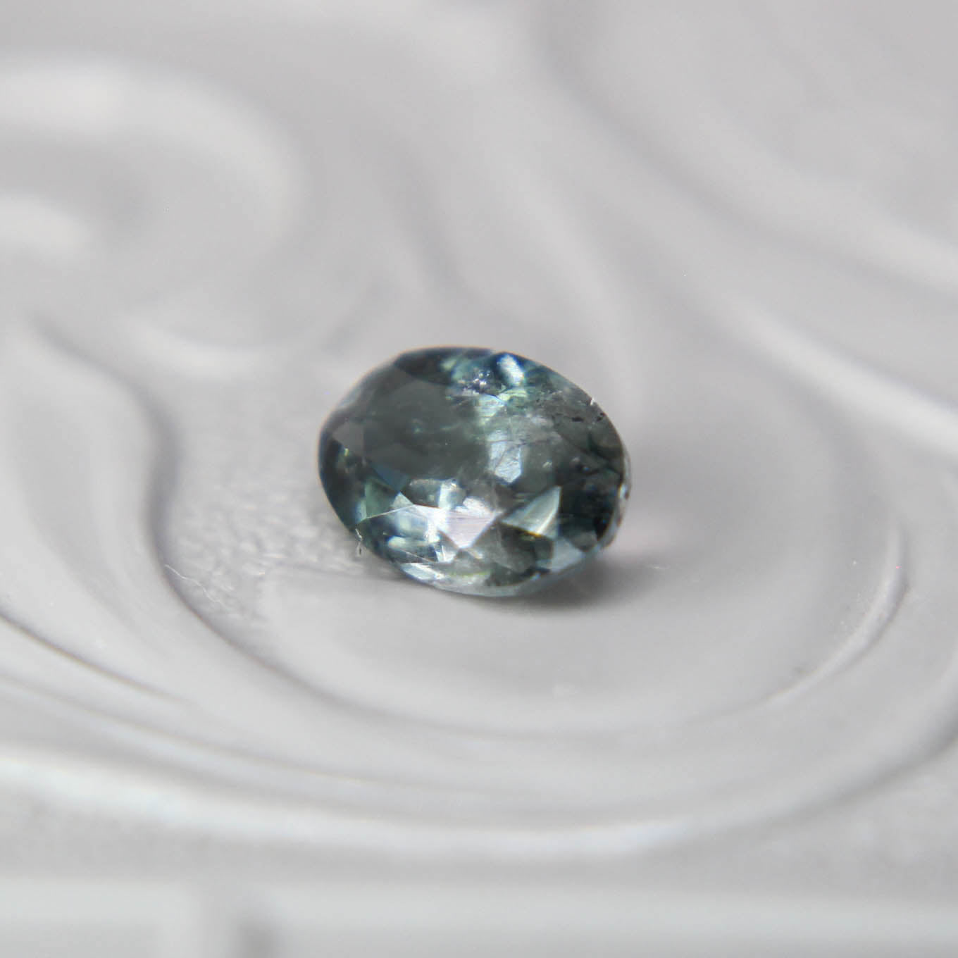 バイカラートルマリン 0.42ct オーバルカット 5.9mm×4.0mm×2.6mm【MJ3089】