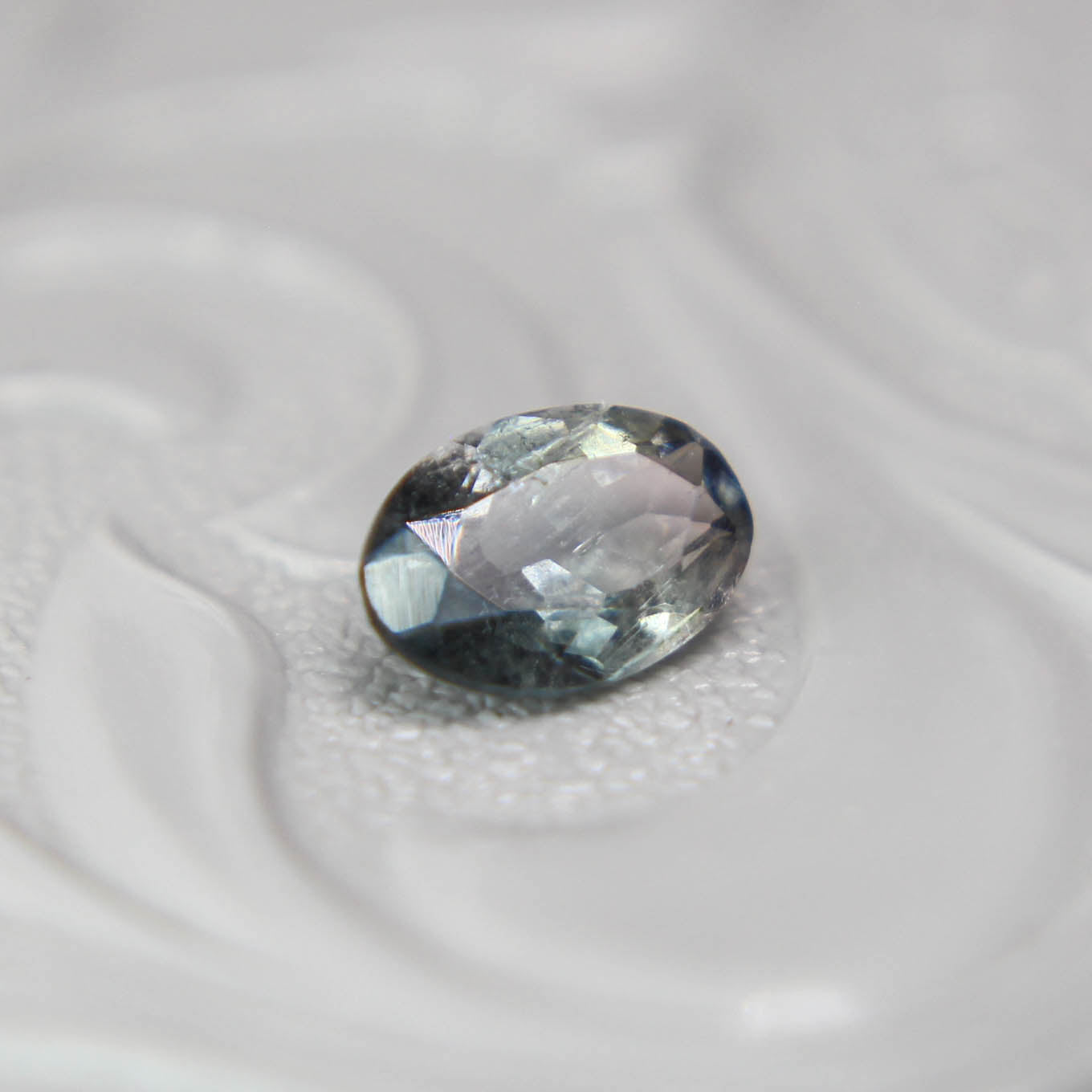 バイカラートルマリン 0.42ct オーバルカット 5.9mm×4.0mm×2.6mm【MJ3089】