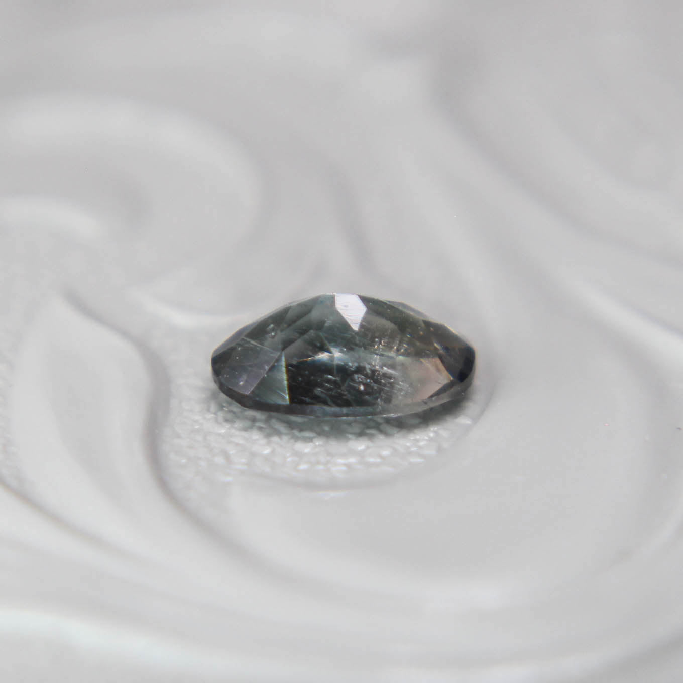 バイカラートルマリン 0.42ct オーバルカット 5.9mm×4.0mm×2.6mm【MJ3089】
