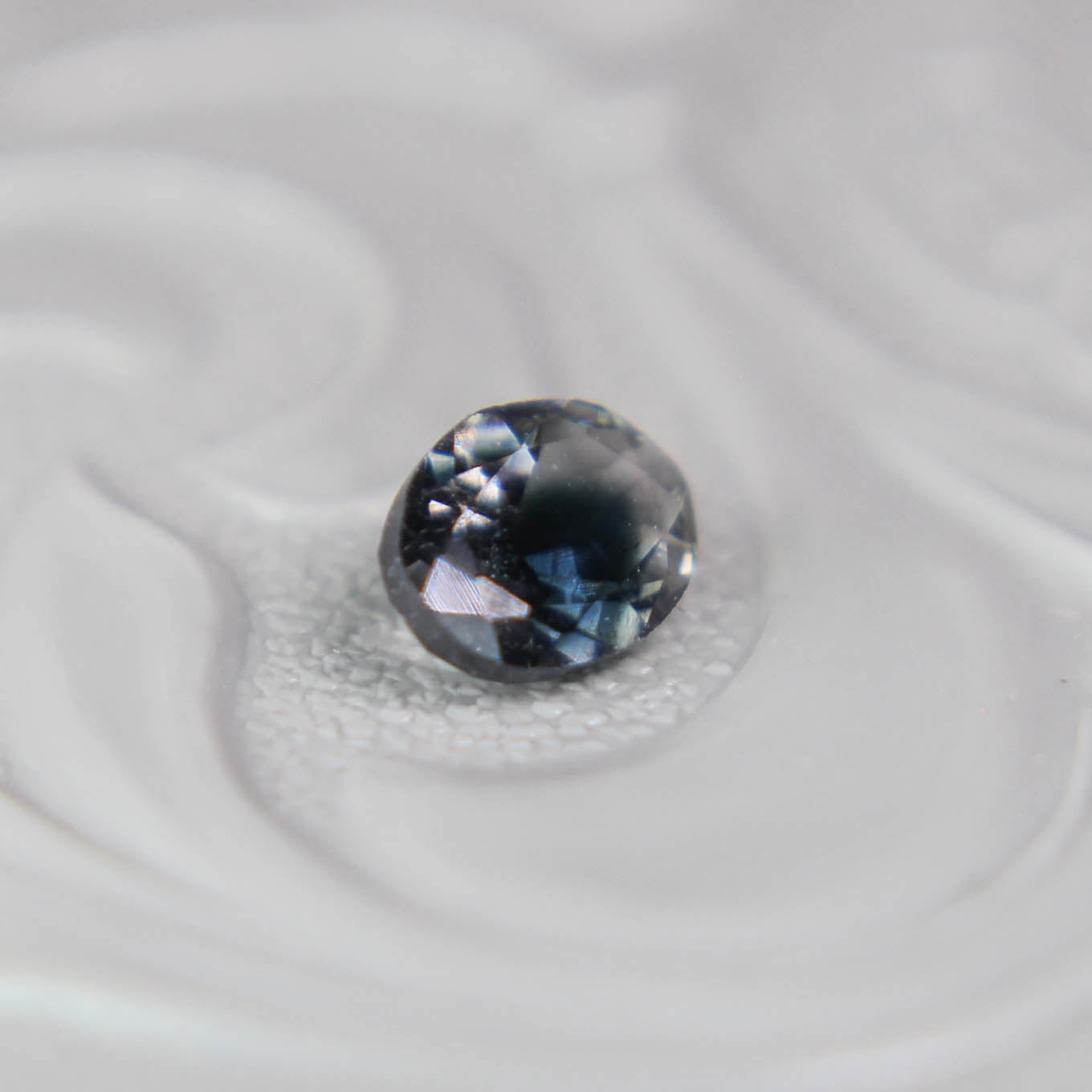 バイカラートルマリン 0.36ct オーバルカット 5.2mm×3.9mm×2.5mm【MJ3090】