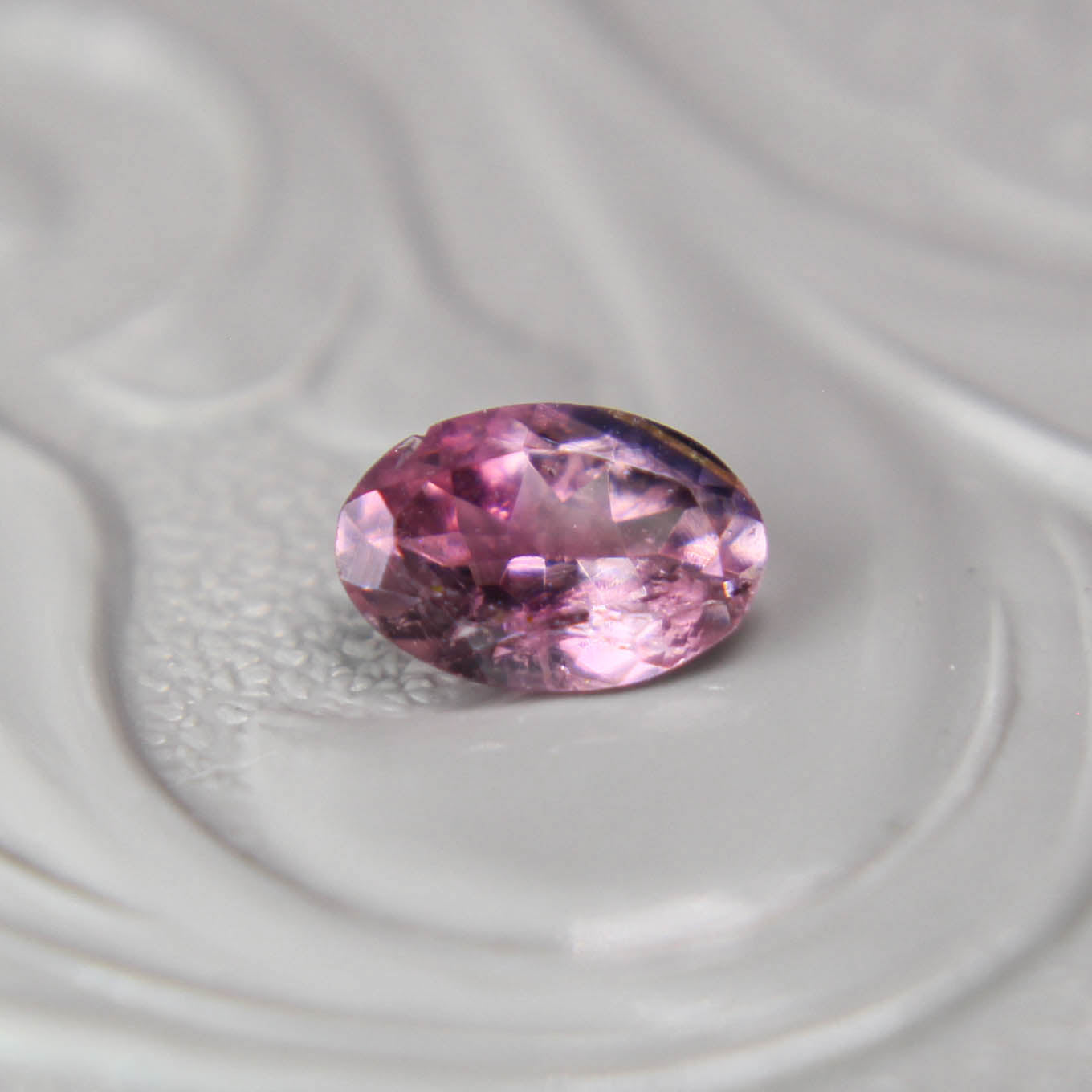 バイカラートルマリン 0.36ct オーバルカット 5.7mm×3.9mm×2.5mm【MJ3091】