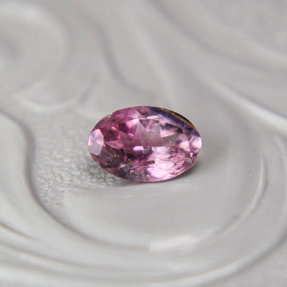 バイカラートルマリン 0.36ct オーバルカット 5.7mm×3.9mm×2.5mm【MJ3091】