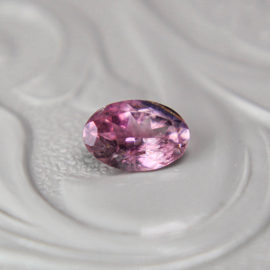 バイカラートルマリン 0.36ct オーバルカット 5.7mm×3.9mm×2.5mm【MJ3091】