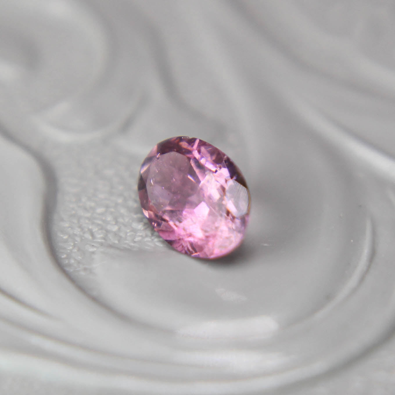 バイカラートルマリン 0.36ct オーバルカット 5.7mm×3.9mm×2.5mm【MJ3091】