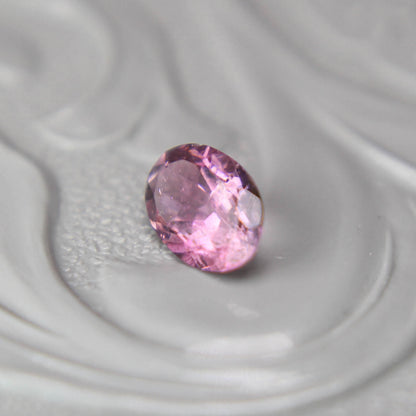 バイカラートルマリン 0.36ct オーバルカット 5.7mm×3.9mm×2.5mm【MJ3091】