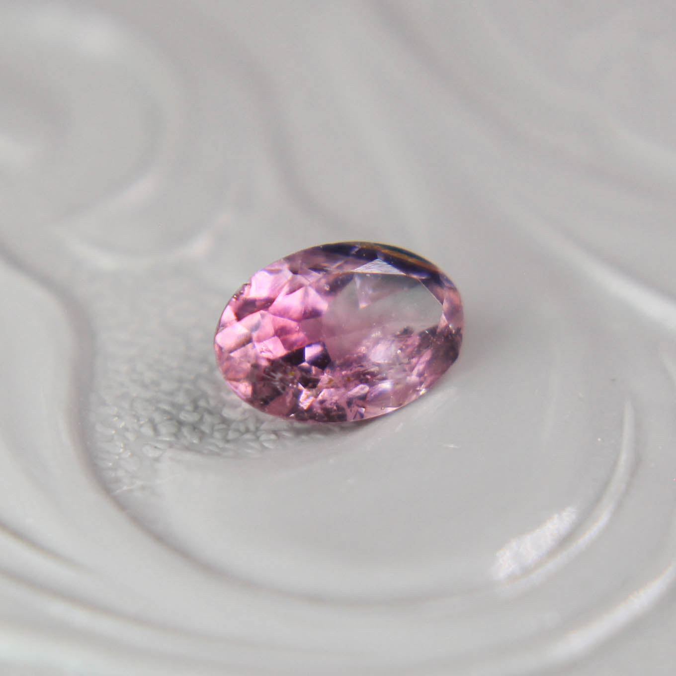 バイカラートルマリン 0.36ct オーバルカット 5.7mm×3.9mm×2.5mm【MJ3091】
