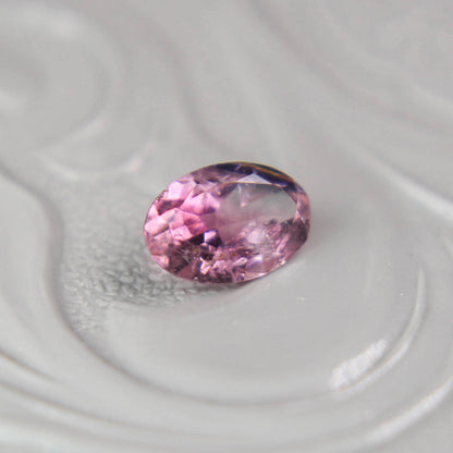 バイカラートルマリン 0.36ct オーバルカット 5.7mm×3.9mm×2.5mm【MJ3091】