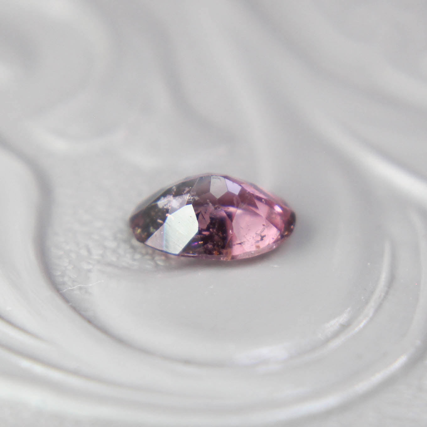 バイカラートルマリン 0.36ct オーバルカット 5.7mm×3.9mm×2.5mm【MJ3091】