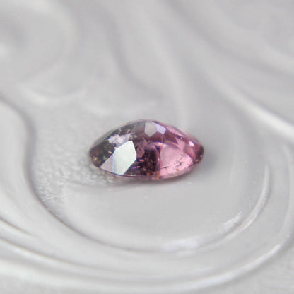 バイカラートルマリン 0.36ct オーバルカット 5.7mm×3.9mm×2.5mm【MJ3091】