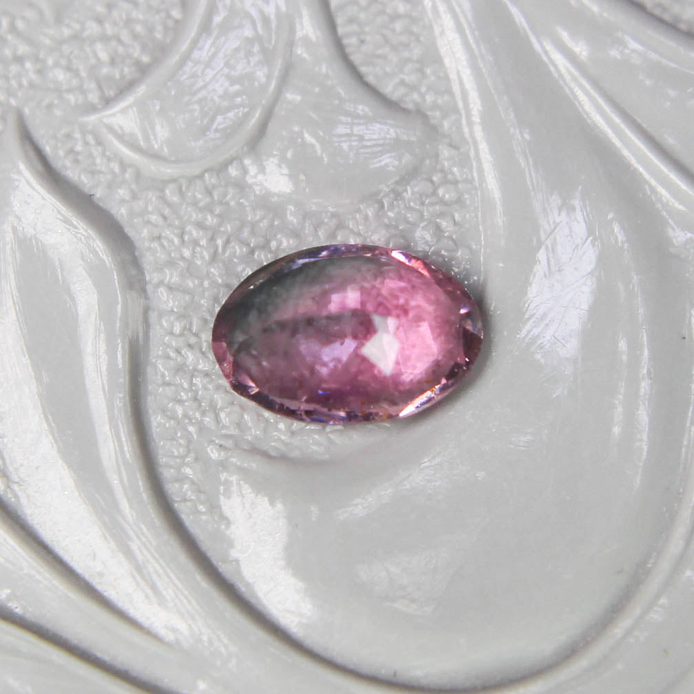 バイカラートルマリン 0.36ct オーバルカット 5.7mm×3.9mm×2.5mm【MJ3091】