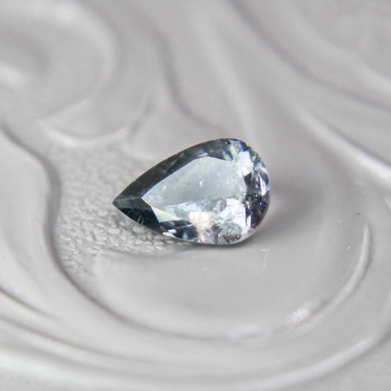 バイカラートルマリン 0.33ct ペアシェイプカット 5.7mm×4.0mm×2.2mm【MJ3092】