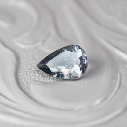 バイカラートルマリン 0.33ct ペアシェイプカット 5.7mm×4.0mm×2.2mm【MJ3092】