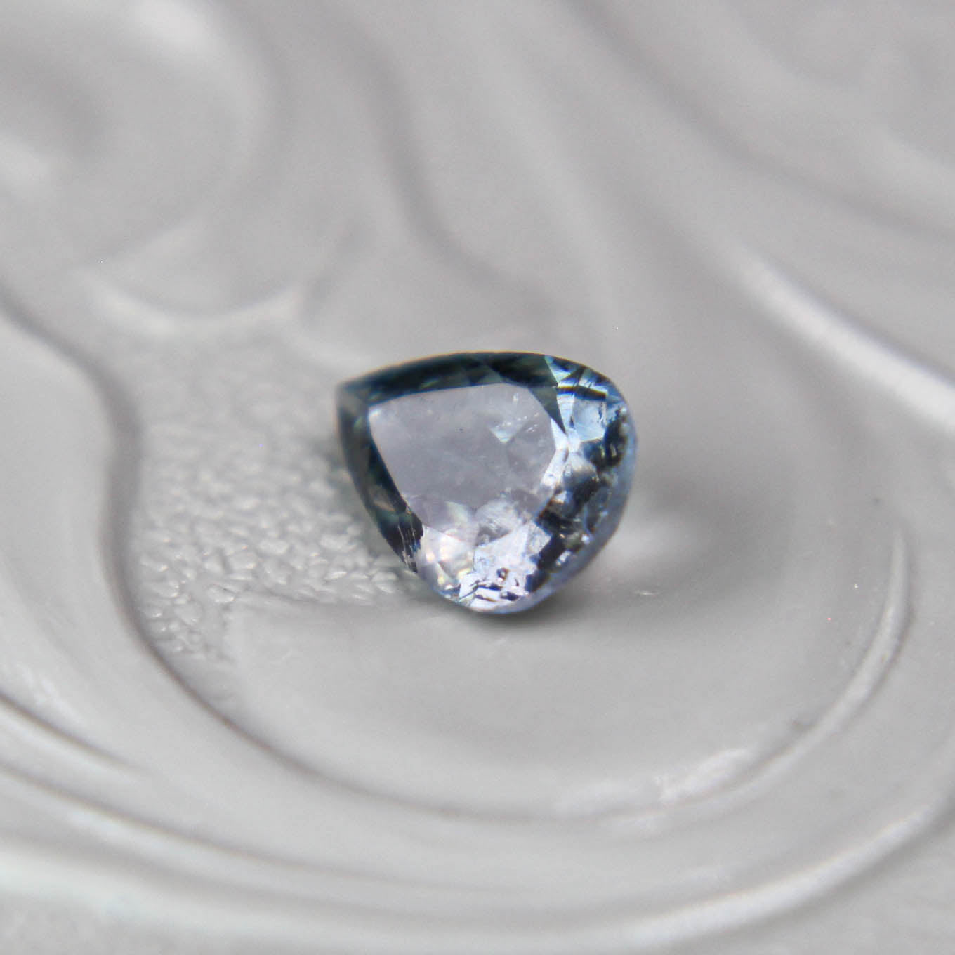 バイカラートルマリン 0.33ct ペアシェイプカット 5.7mm×4.0mm×2.2mm【MJ3092】