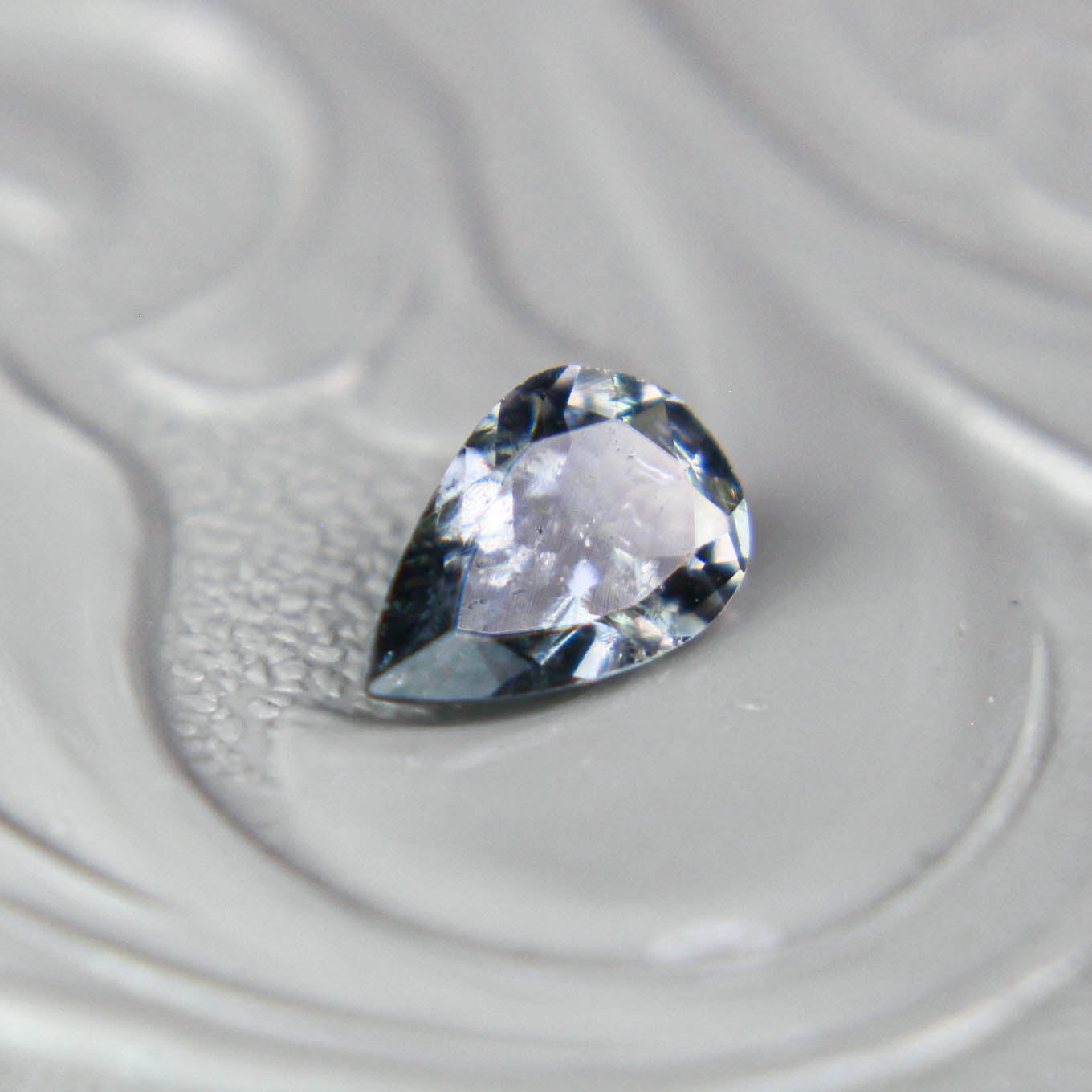バイカラートルマリン 0.33ct ペアシェイプカット 5.7mm×4.0mm×2.2mm【MJ3092】
