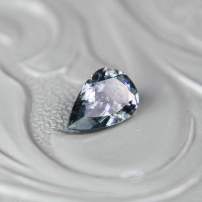 バイカラートルマリン 0.33ct ペアシェイプカット 5.7mm×4.0mm×2.2mm【MJ3092】