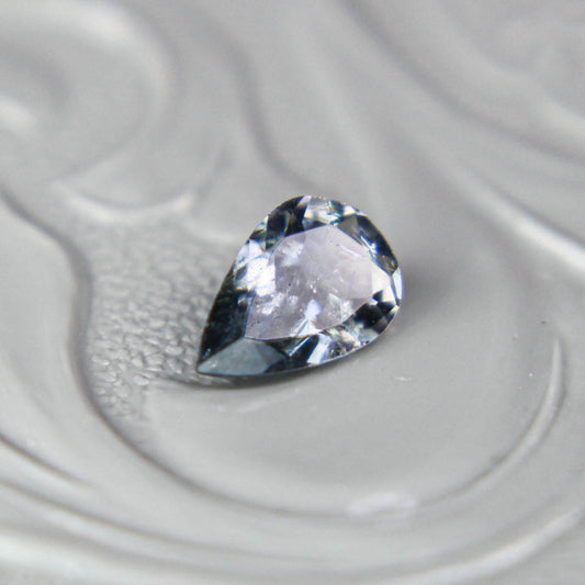 バイカラートルマリン 0.33ct ペアシェイプカット 5.7mm×4.0mm×2.2mm【MJ3092】