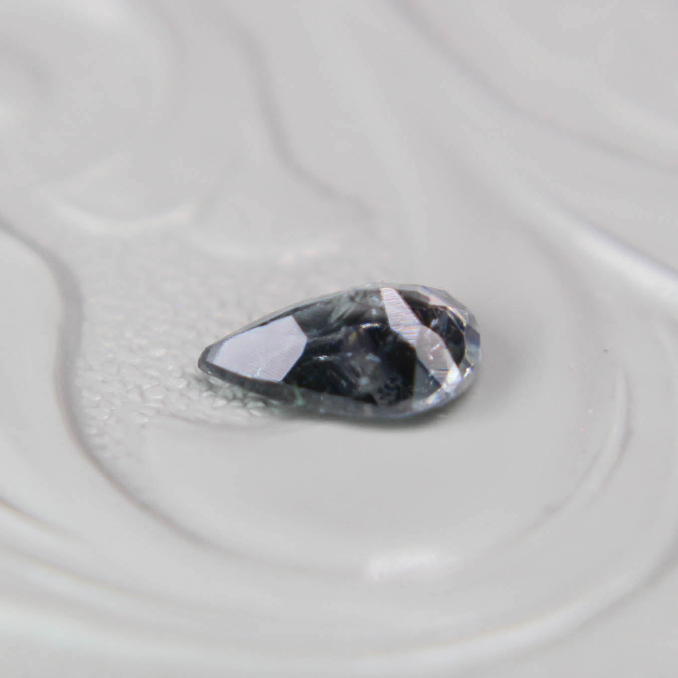 バイカラートルマリン 0.33ct ペアシェイプカット 5.7mm×4.0mm×2.2mm【MJ3092】