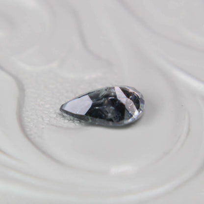 バイカラートルマリン 0.33ct ペアシェイプカット 5.7mm×4.0mm×2.2mm【MJ3092】