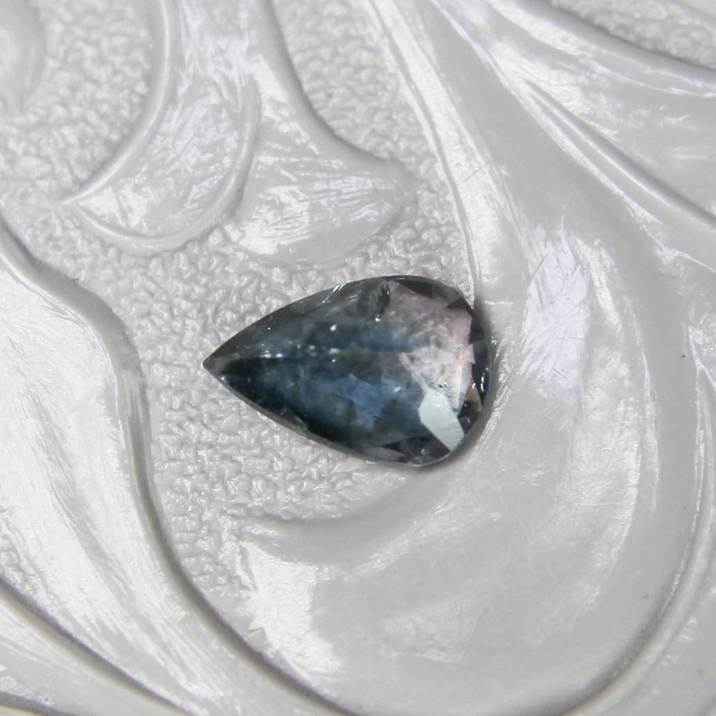 バイカラートルマリン 0.33ct ペアシェイプカット 5.7mm×4.0mm×2.2mm【MJ3092】
