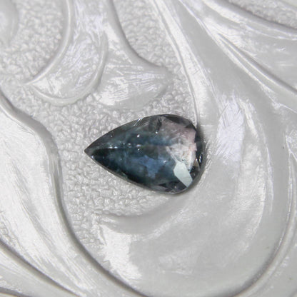 バイカラートルマリン 0.33ct ペアシェイプカット 5.7mm×4.0mm×2.2mm【MJ3092】