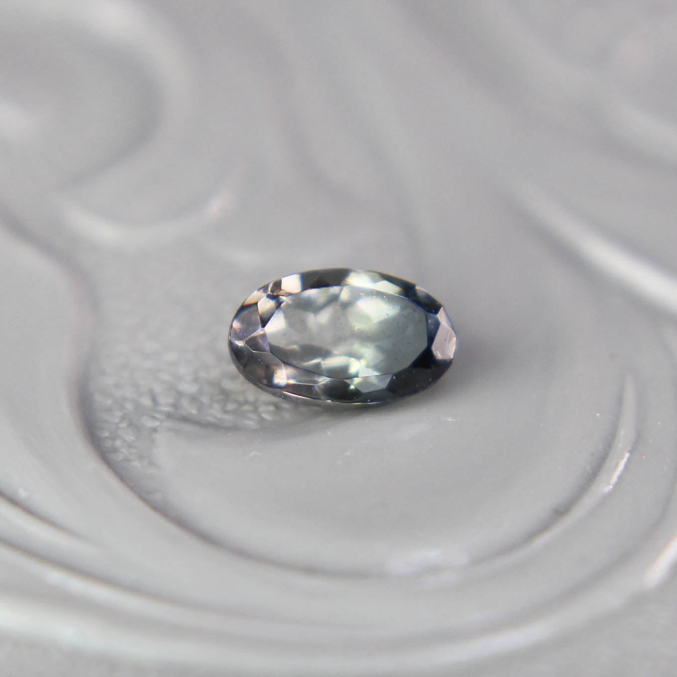 パーティーカラードトルマリン 0.22ct オーバルカット 4.9mm×3.0mm×2.1mm【MJ3093】