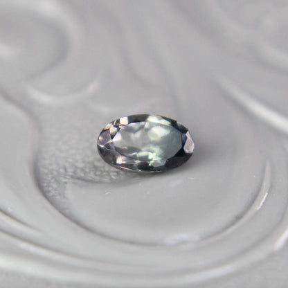 パーティーカラードトルマリン 0.22ct オーバルカット 4.9mm×3.0mm×2.1mm【MJ3093】