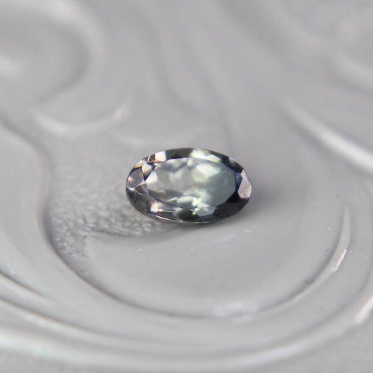 パーティーカラードトルマリン 0.22ct オーバルカット 4.9mm×3.0mm×2.1mm【MJ3093】