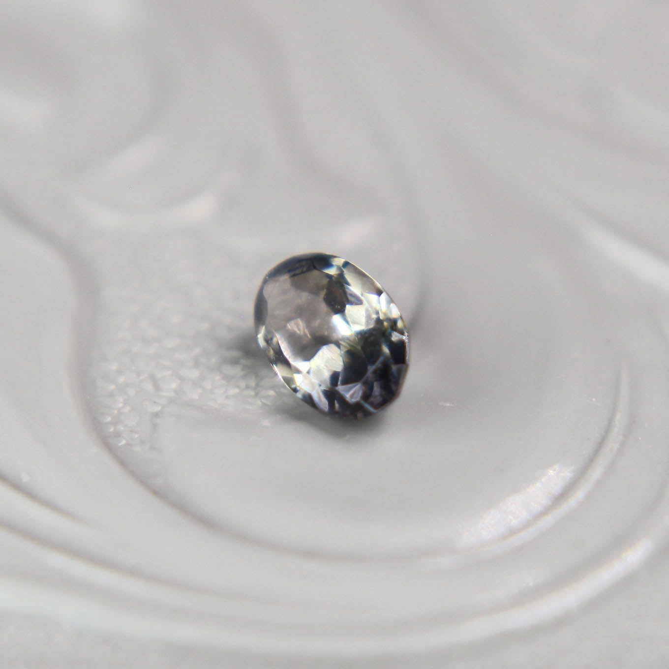 パーティーカラードトルマリン 0.22ct オーバルカット 4.9mm×3.0mm×2.1mm【MJ3093】