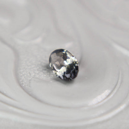パーティーカラードトルマリン 0.22ct オーバルカット 4.9mm×3.0mm×2.1mm【MJ3093】