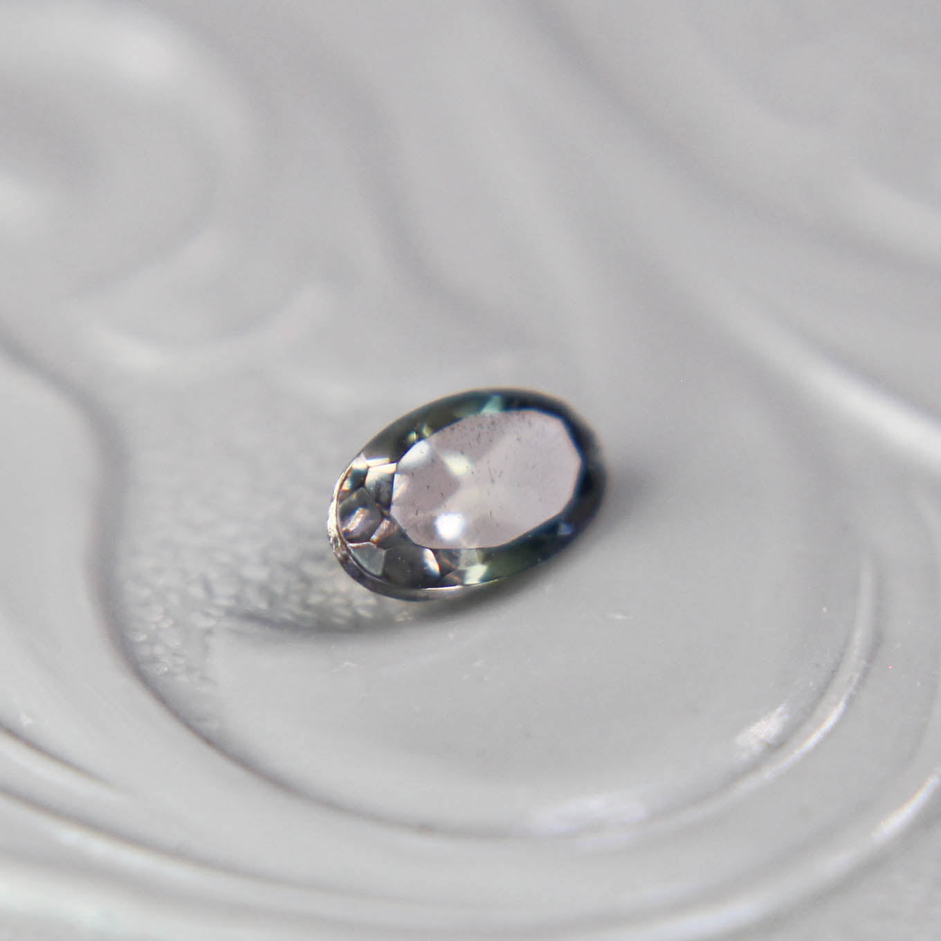 パーティーカラードトルマリン 0.22ct オーバルカット 4.9mm×3.0mm×2.1mm【MJ3093】
