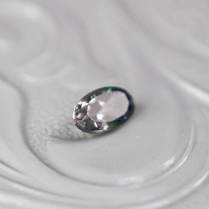 パーティーカラードトルマリン 0.22ct オーバルカット 4.9mm×3.0mm×2.1mm【MJ3093】
