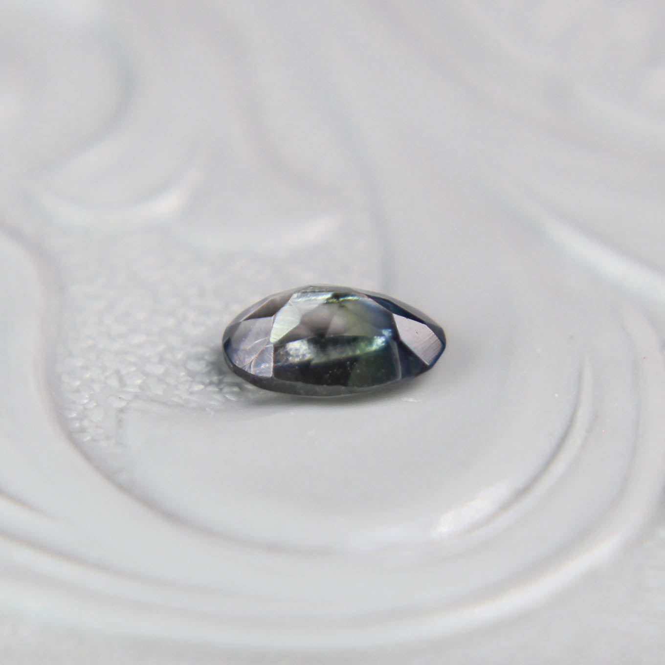 パーティーカラードトルマリン 0.22ct オーバルカット 4.9mm×3.0mm×2.1mm【MJ3093】