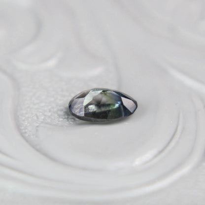 パーティーカラードトルマリン 0.22ct オーバルカット 4.9mm×3.0mm×2.1mm【MJ3093】