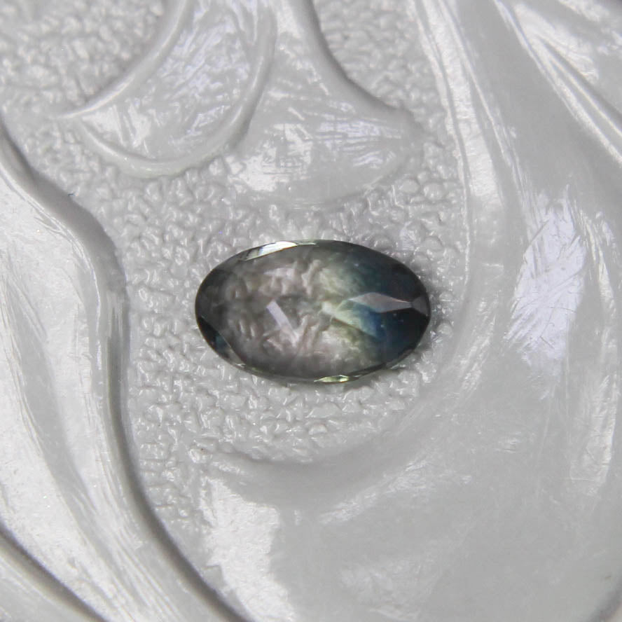 パーティーカラードトルマリン 0.22ct オーバルカット 4.9mm×3.0mm×2.1mm【MJ3093】