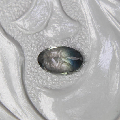 パーティーカラードトルマリン 0.22ct オーバルカット 4.9mm×3.0mm×2.1mm【MJ3093】