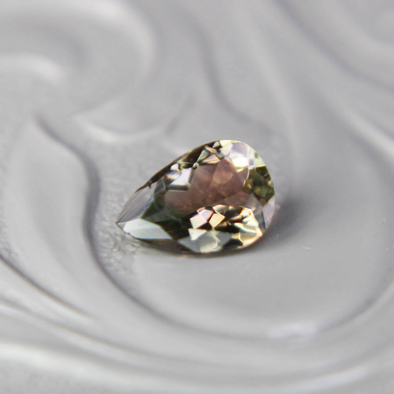 バイカラートルマリン 0.37ct ペアシェイプカット 5.9mm×4.1mm×2.4mm【MJ3094】