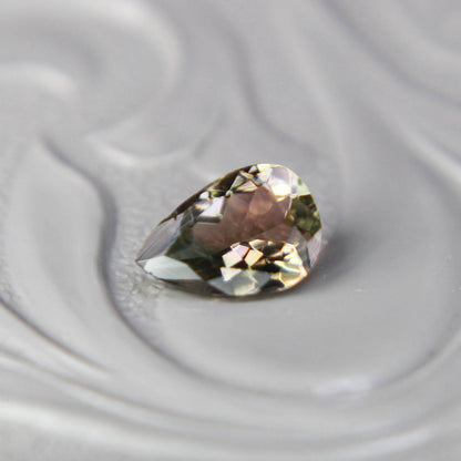 バイカラートルマリン 0.37ct ペアシェイプカット 5.9mm×4.1mm×2.4mm【MJ3094】