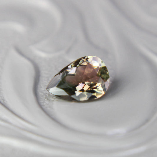 バイカラートルマリン 0.37ct ペアシェイプカット 5.9mm×4.1mm×2.4mm【MJ3094】