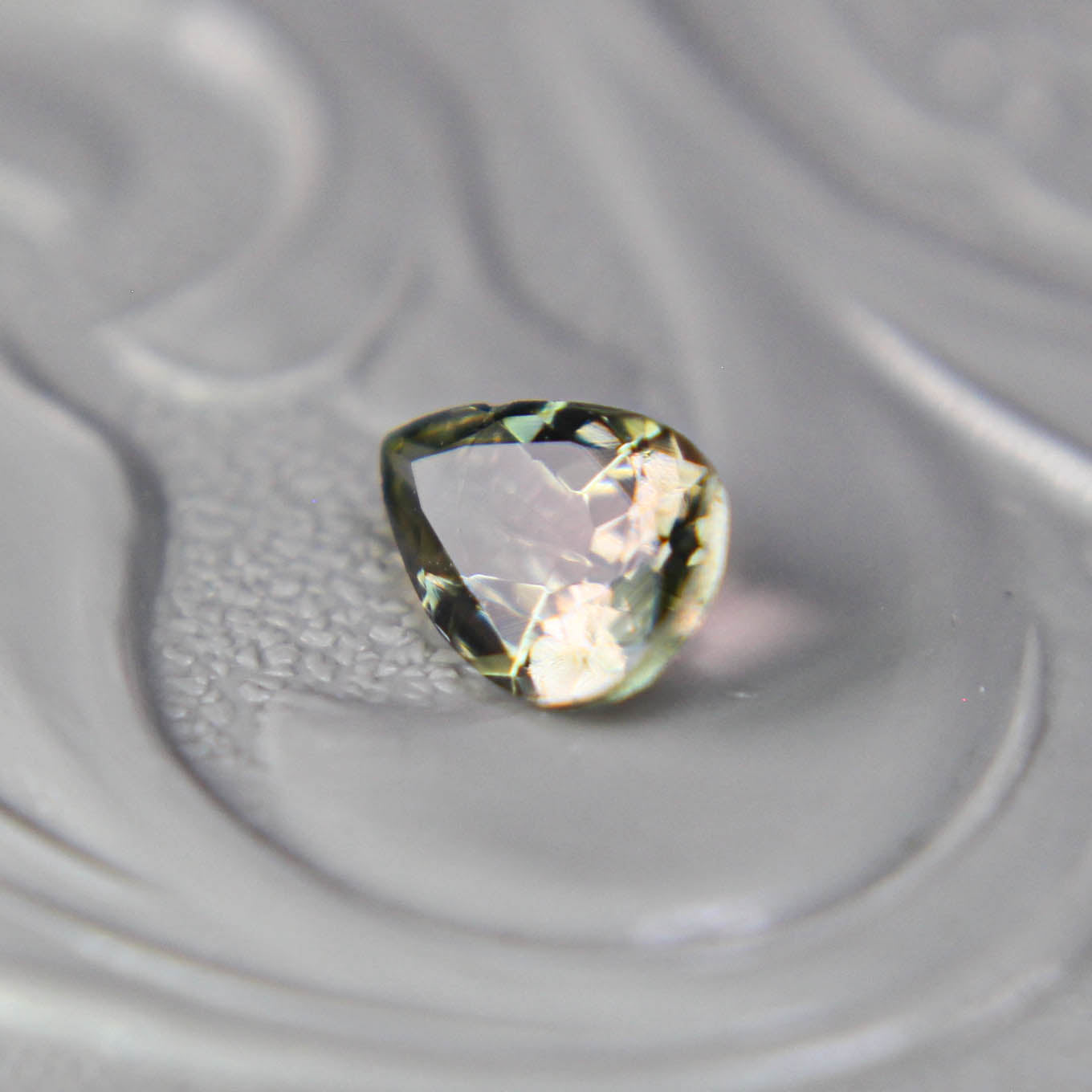 バイカラートルマリン 0.37ct ペアシェイプカット 5.9mm×4.1mm×2.4mm【MJ3094】