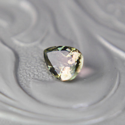 バイカラートルマリン 0.37ct ペアシェイプカット 5.9mm×4.1mm×2.4mm【MJ3094】