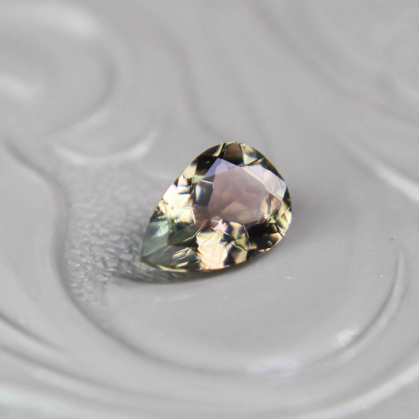 バイカラートルマリン 0.37ct ペアシェイプカット 5.9mm×4.1mm×2.4mm【MJ3094】