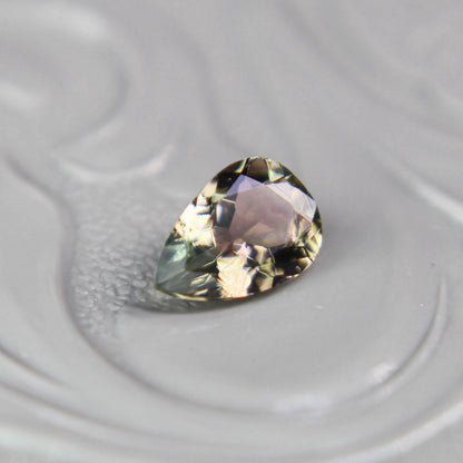 バイカラートルマリン 0.37ct ペアシェイプカット 5.9mm×4.1mm×2.4mm【MJ3094】