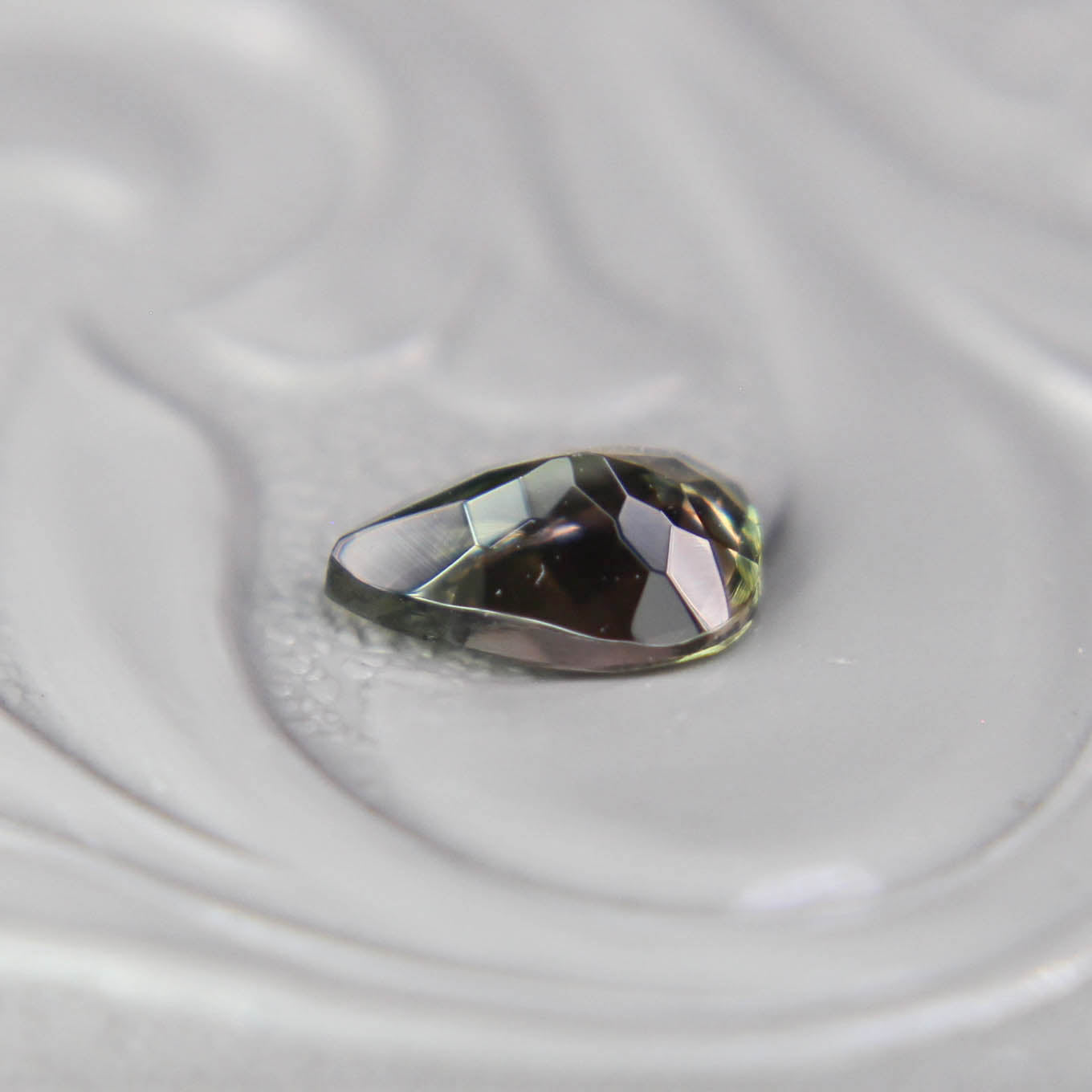 バイカラートルマリン 0.37ct ペアシェイプカット 5.9mm×4.1mm×2.4mm【MJ3094】