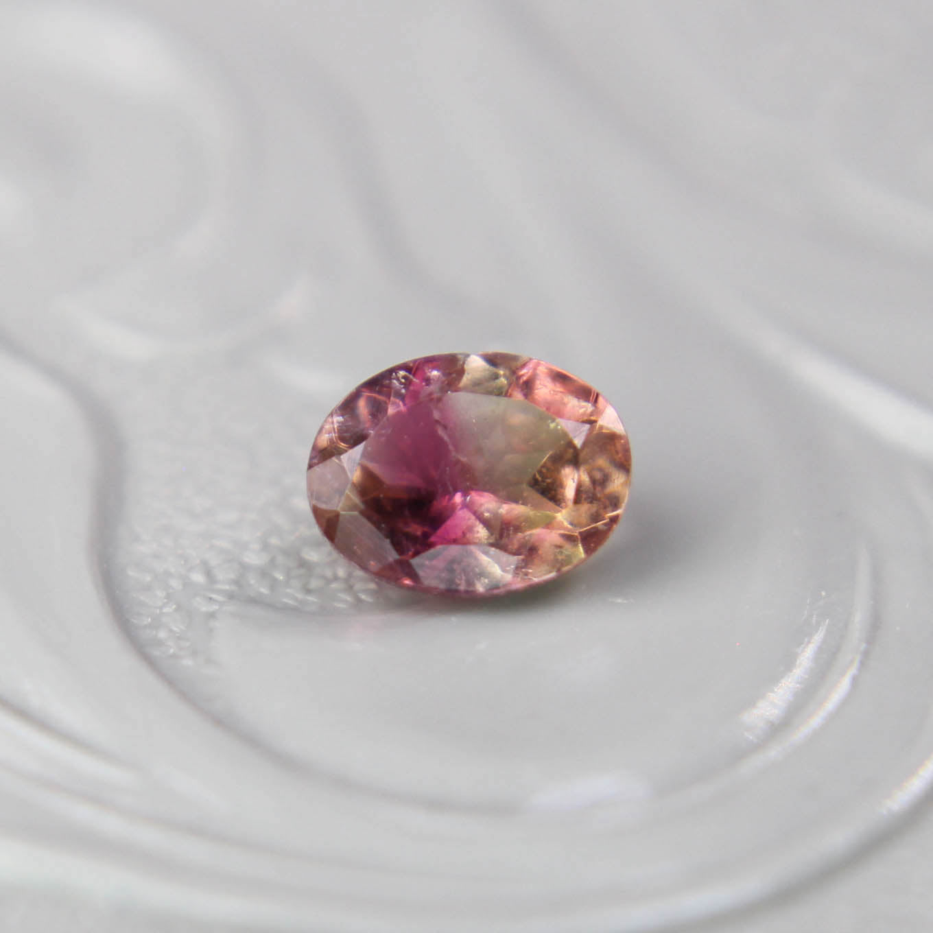 バイカラートルマリン 0.37ct オーバルカット 5.1mm×3.8mm×2.7mm【MJ3095】