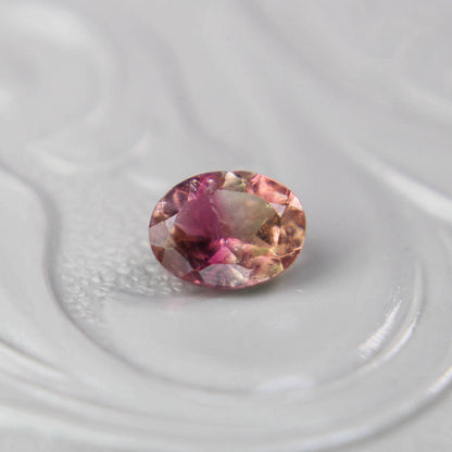 バイカラートルマリン 0.37ct オーバルカット 5.1mm×3.8mm×2.7mm【MJ3095】