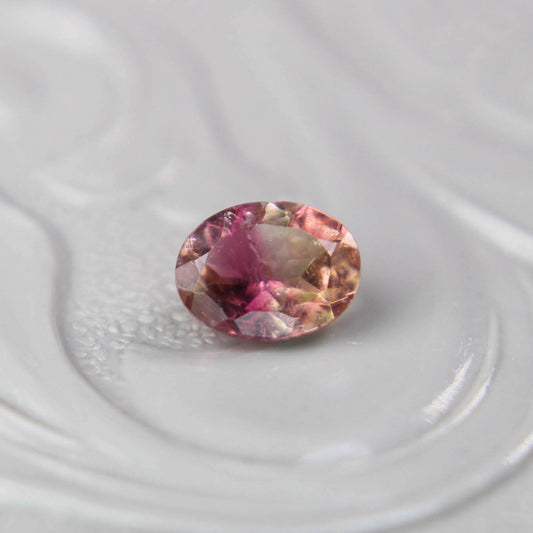バイカラートルマリン 0.37ct オーバルカット 5.1mm×3.8mm×2.7mm【MJ3095】