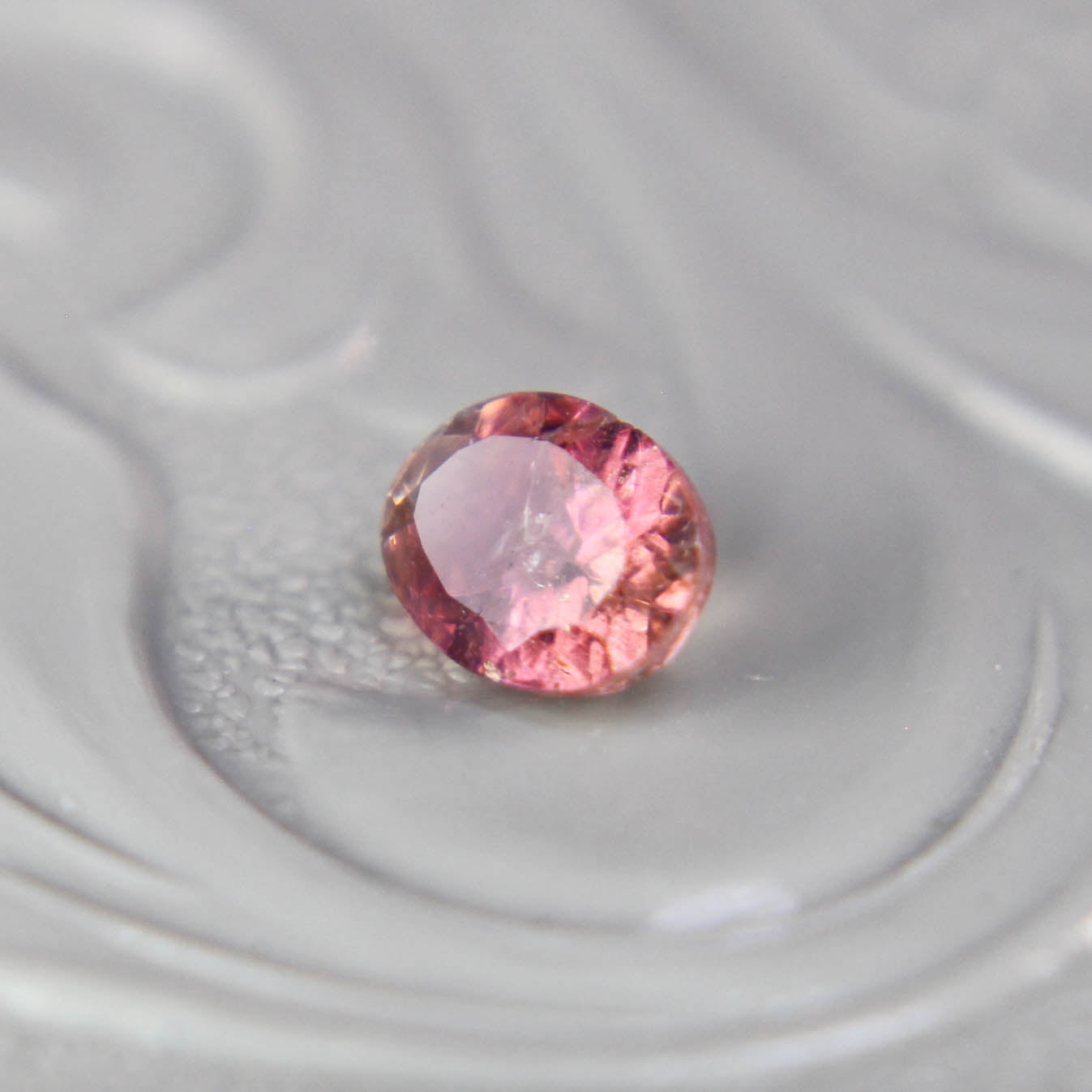 バイカラートルマリン 0.37ct オーバルカット 5.1mm×3.8mm×2.7mm【MJ3095】