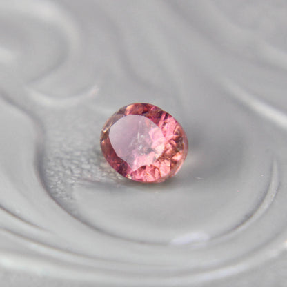 バイカラートルマリン 0.37ct オーバルカット 5.1mm×3.8mm×2.7mm【MJ3095】